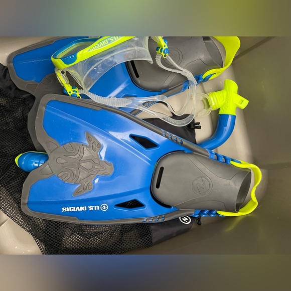 US Divers Kids Snorkeling Set with Mask Goggle Snorkel Fins Gear Bag - Picture 5 of 9